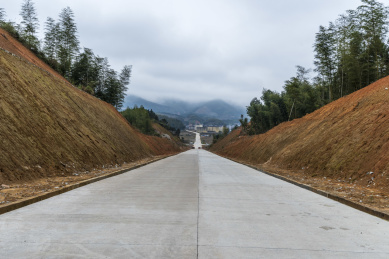 新建的一条通向城镇的水泥路