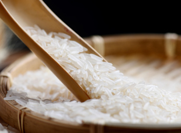 木纹背景上散装的东北长粒香大米