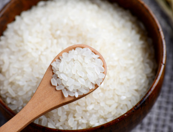 中式背景下的散装东北大米