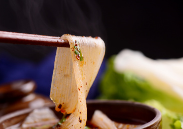 深色背景下筷子夹水晶宽粉