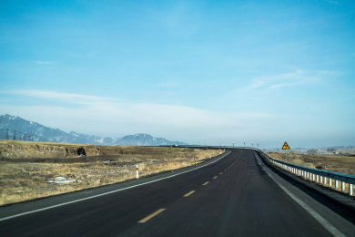 中国西部高原地区的柏油路