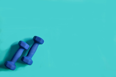 正上方视角蓝色背景特写蓝色哑铃一副