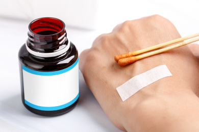 手部树叶打针前的用棉签蘸碘伏消毒液消毒处理