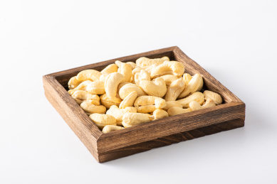 装在木盘子里的美味——腰果