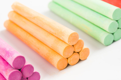 堆成方块的彩色粉笔