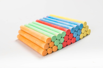 堆成方块的彩色粉笔