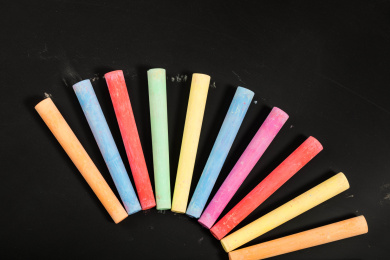 排成扇形的彩色粉笔