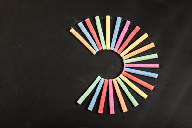 围成圆的彩色粉笔