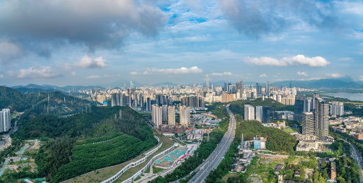 中国广东省深圳市城市建筑和森林风光全景图