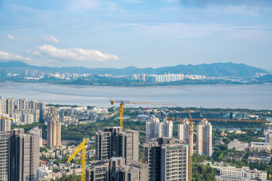 深圳湾海岸两边的香港和深圳城市房地产楼盘建筑