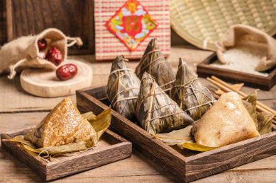 中国风场景中 端午节传统美食粽子