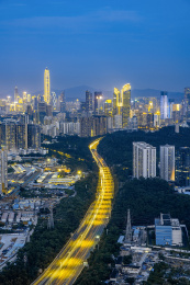 中国广东省深圳城市建筑夜景和公路车流光轨 