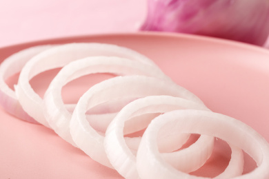 有序摆放在粉色盘子里的洋葱圈特写