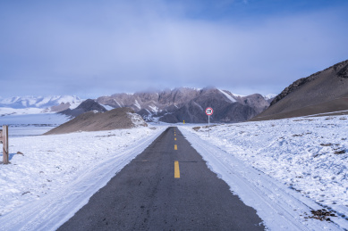 中国西部高原地区的柏油路面
