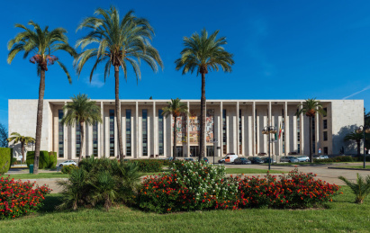 晴朗天空下的西班牙科尔多瓦大学校园风光