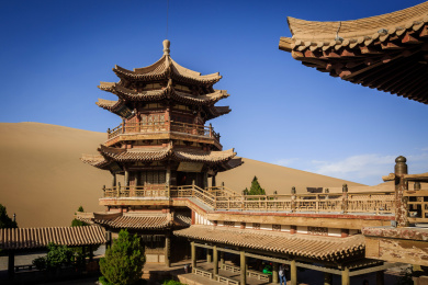 甘肃敦煌鸣沙山月牙泉古建筑群