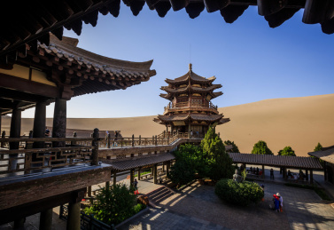 敦煌鸣沙山月牙泉景区的中式建筑月泉阁