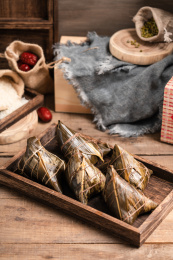 中国风场景中 放在托盘上的端午节美食粽子