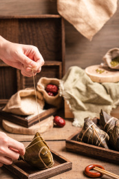 端午节美食粽子被剥开的场景