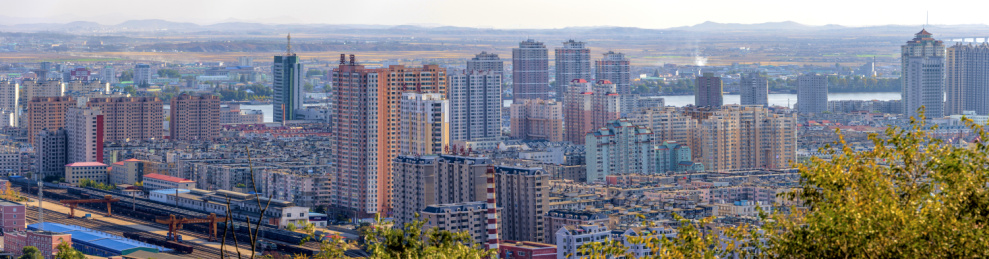 中国辽宁省丹东市城市全景风光