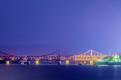 中国辽宁丹东鸭绿江断桥夜景