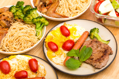 餐桌上美味的家常菜香煎牛排