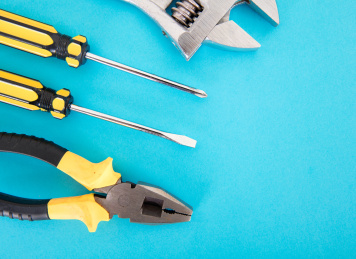 蓝色背景上的钳子和改锥等日常使用的工具