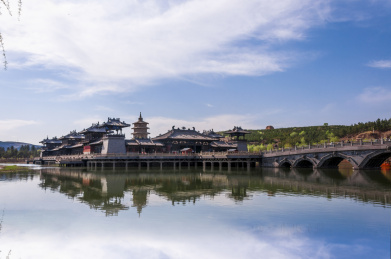 中国山西大同云冈石窟灵岩寺水中倒影远景风光