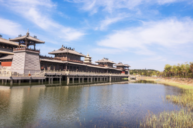 中国山西大同云冈石窟灵岩寺南侧塔楼倒影风光