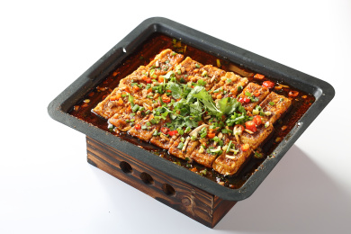 放在长方形铁盘上的麻辣味香煎铁板豆腐