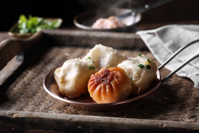 不锈钢勺里的香煎鲜肉生煎包