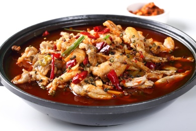 大黑盆里的麻辣水煮肉片牛蛙
