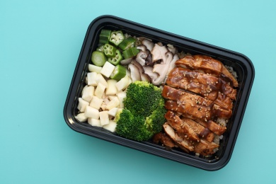 黑色长方盒里的减腿健身营养餐轻食照烧酱淋鸡肉配西兰花