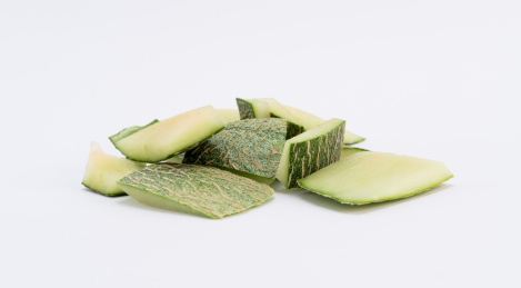 哈密瓜的果皮在白色的背景上