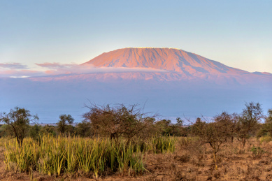 清晨的非洲最高峰乞力马扎罗山