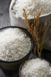 优质的大米，放在各种容器里。在木桌上