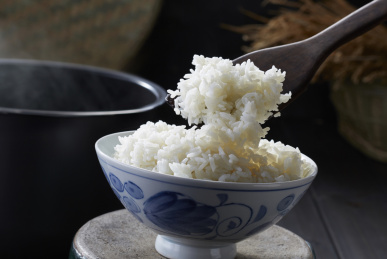 特写煮好的米饭