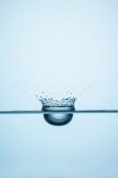 水滴落入水面形成个皇冠坑