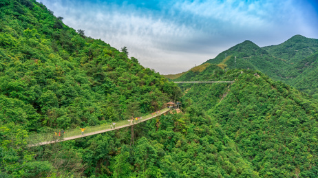 浙江金华磐安县的风崖谷公园观景台风景