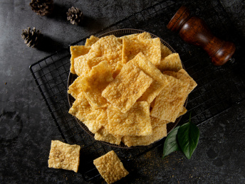 深色背景下放在盘子里的小米锅巴