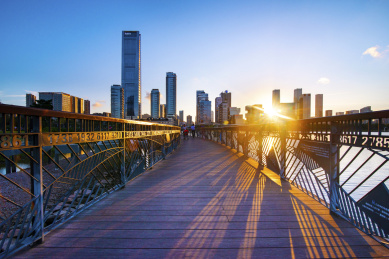 深圳市南山区天际线前夕阳下弯曲的派桥