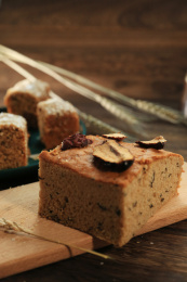 新鲜出炉的美味枣糕摆放在木板上