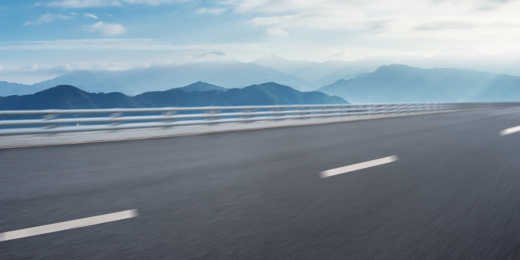 一条横穿在郊外大山旁的公路