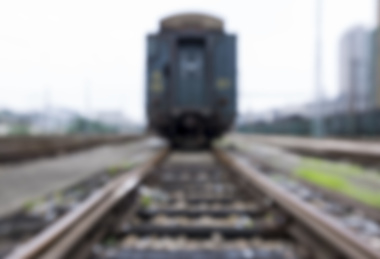 近视状态下看不清正在行驶的绿皮火车