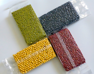 塑料真空包装的四种豆类——黄豆、绿豆、黑豆、红小豆