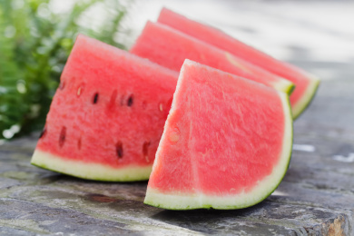 夏天户外树下石凳上的几片切成小块的西瓜