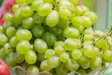 装在透明果盘里的绿色葡萄