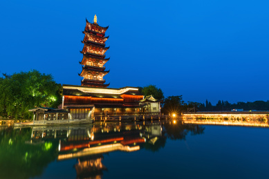 中国嘉兴桐乡乌镇西栅景区白莲塔夜景