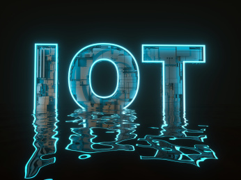 暗调环境中反射水波纹的蓝色发光IOT概念文字