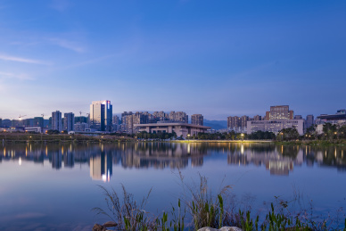 华灯初上时的龙津湖及市政府大楼夜景，中国福建龙岩